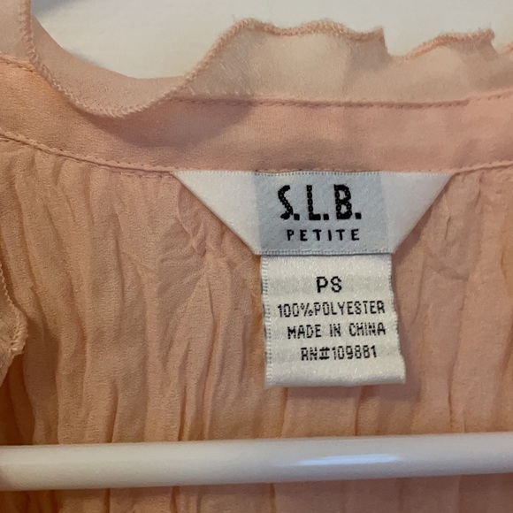 Cute pink ruffled blouse with cap sleeves - Picture 4 of 4